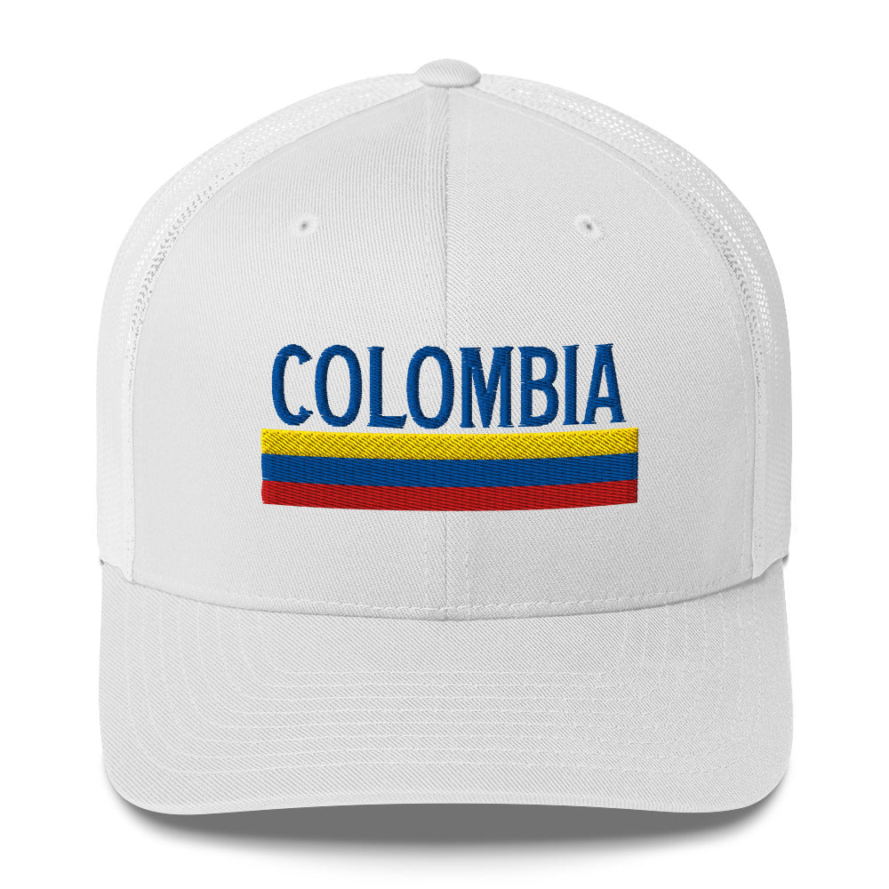 Gorra bordada con el texto “100% Colombiana”, diseño colorido con identidad colombiana.